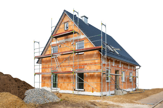Neubau von einem Wohnhaus, isoliert als Freisteller &uuml;ber transparentem Hintergrund