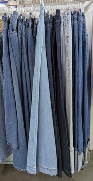 Pantalones vaqueros en perchero de tienda de ropa