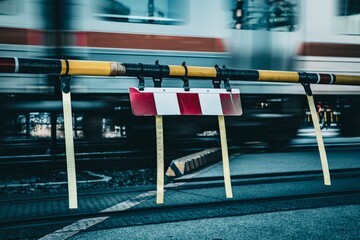 踏切と通過する列車の車輪