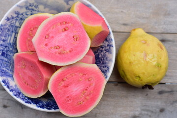 A Goiaba &eacute; uma fruta tipicamente tropical e uma das mais ricas em nutrientes, tem uma forma arredondada ou ovalada, casca lisa ou ligeiramente enrugada