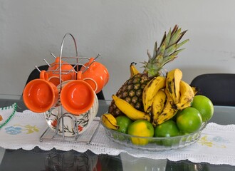 A dieta da fruta, muitas vezes associada ao frugivorismo, foca no consumo elevado de frutas frescas (cruas) e vegetais para desintoxica&ccedil;&atilde;o e perda r&aacute;pida de peso, com adeptos consumindo grandes volume
