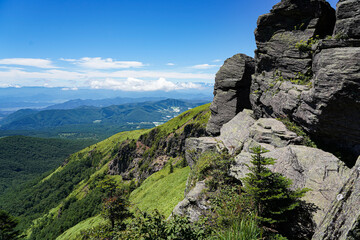 Obraz premium 根子岳の岩場と眺望の良い風景