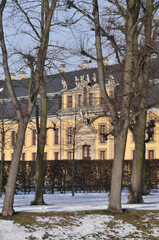 Blick zum Galeriegeb&auml;ude des Gro&szlig;en Gartens von einem &ouml;ffentlichen Weg aus