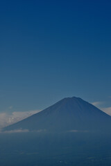 御坂山地の新道峠からの富士山　コピースペース
