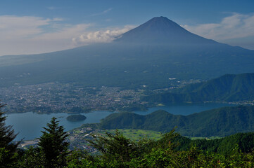 Fototapeta premium 御坂山地の破風山 新道峠第1展望台より望む夏の富士山と河口湖 