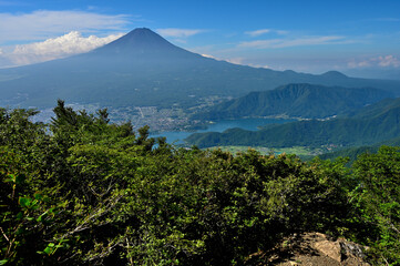 御坂山地の黒岳展望台より　夏の富士山と河口湖を望む

