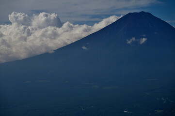雲わく夏の富士山　御坂山地の黒岳展望台より
