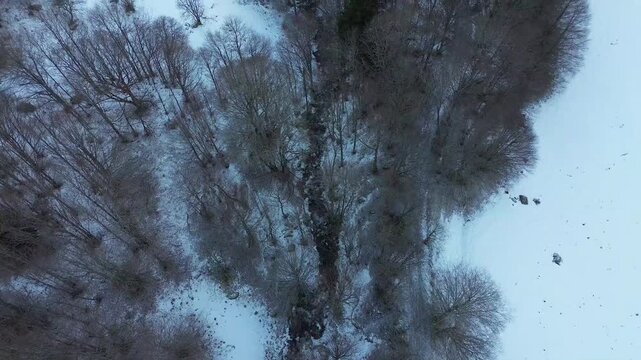 Survol d'un torrent de montagne l'hiver en Ari&egrave;ge