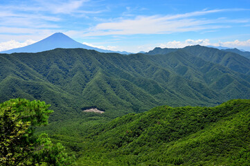 御坂山地の釈迦ヶ岳山頂より　夏富士と御坂山地の展望
