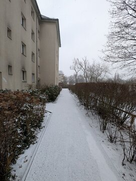B&uuml;rgersteig mit Wohngebiet in Berlin Treptow/K&ouml;penick - f&uuml;r Artikel rund ums Leben in Berlin, Gentrifizierung und mehr - Wintersaison