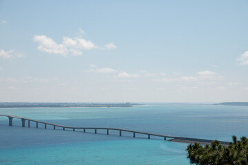 伊良部島の牧山展望台から望む伊良部大橋と宮古ブルーの海