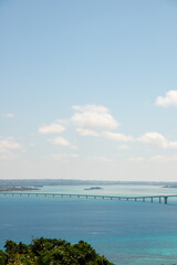 伊良部島の牧山展望台から望む伊良部大橋と宮古ブルーの海