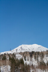 春の晴れた日の雪山の山頂　旭岳
