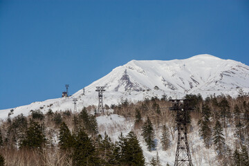 春の晴れた日の雪山の山頂　旭岳
