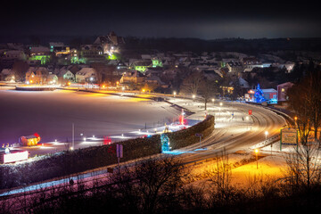 Verschneite Stra&szlig;e in Seeburg in der Weihnachtszeit bei Nacht