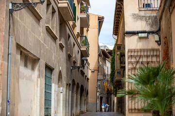 Obraz premium Narrow street in the old town of Palma de Mallorca, Spain