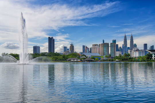 Jet d?eau in Titiwangsa Lake Garden and Kuala Lumpur city skyline, Malaysia, Asia