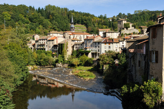 Village of Olliergues on the Dore river, Livradois-Forez Regional Nature Park, Puy-de Dome department, Auvergne region, France, Europe