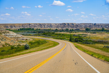 Winding road in the Dinosaur Provincial Park, Alberta, Canada © Alexandre ROSA