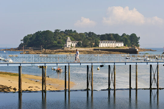 Jean Marin footbridge accross the Pouldavid River with Tristan Island off Douarnenez in background, Port-Rhu, France