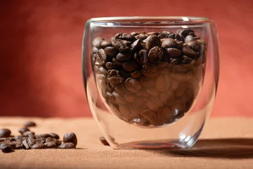 Fototapete Rund Cafe Close-up of a glass cup containing roasted coffee beans.  © arieldufey