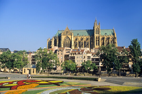 Flower bed in front of the Opera-Theater, Comedy square on Petit Saulcy island with the cathedral in background, Metz, Moselle department, Lorraine region, France, Europe