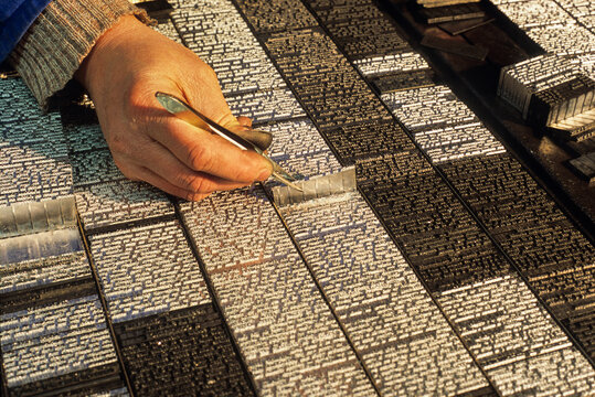 Manual composition of type letters, letterpress printing, 'Le Democrate de L' Aisne', France