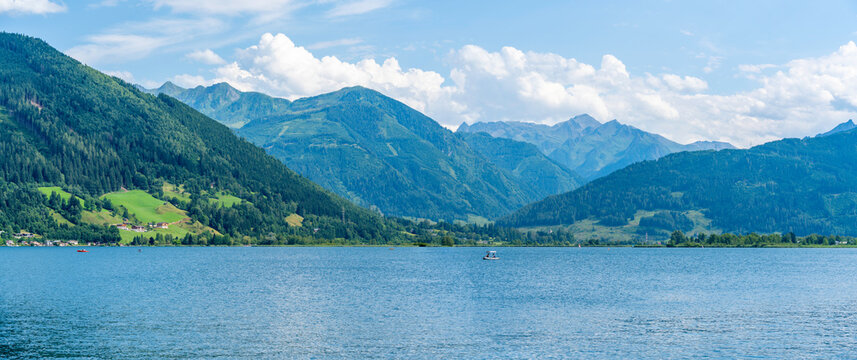 View of Lake Zell from Zell am See and mountainous backdrop on a sunny day, Zell am See, Salzburg, Austria, Europe