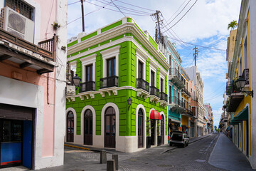 Obraz premium Brightly colored colonial houses in Old San Juan, Puerto Rico