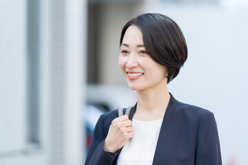 通勤するビジネスマン女性