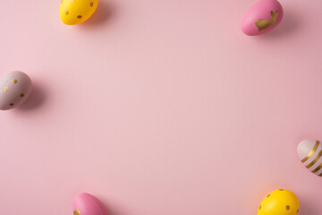 Naklejka premium Pastel Easter eggs arranged on a soft pink backdrop evoke a cheerful spring celebration and warm holiday greeting suitable for cards and decor