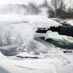 Odśnieżanie samochodu - skrobanie szyb w zime