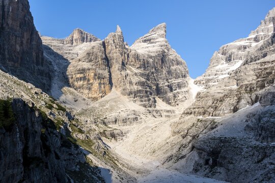 Mountain valley, Castelletto Superiore and Cima Sella peaks, back Scharte Bocca di Tuckett, Brenta Mountains, Brenta, Brenta-Adamello Natural Park, Trentino, Italy
