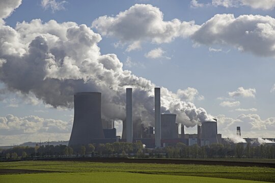 Niederaussem power plant, a base-load power plant operated by RWE PowerAG using lignite in Bergheim-Niederaussem, Rhein-Erft district, North Rhine-Westphalia, Germany