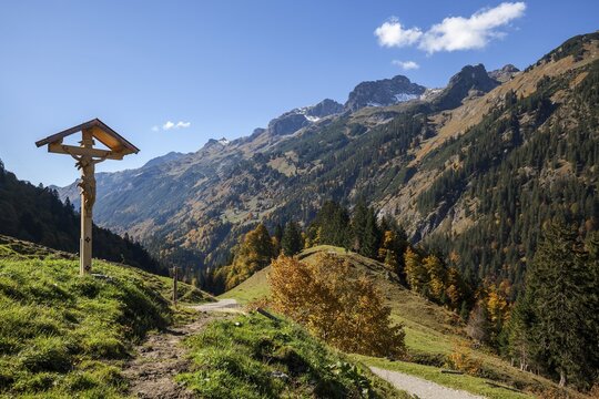 Way cross at the Peters-Alpe, at the back Allg&auml;u Alps, Rappenalptal, autumn atmosphere, near Oberstdorf, Oberallg&auml;u, Allg&auml;u, Bavaria, Germany