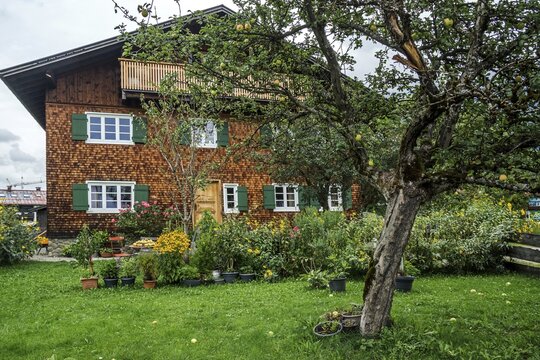 Old farmhouse clad with shingles, Oberstdorf, Oberallg&auml;u, Allg&auml;u, Swabia, Bavaria, Germany