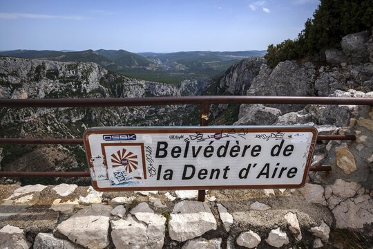 Belvedere de la Dent d Aire with view of the Verdon Gorge, Grand Canyon du Verdon, D&eacute;partement Alpes-de-Haute-Provence, Provence, France