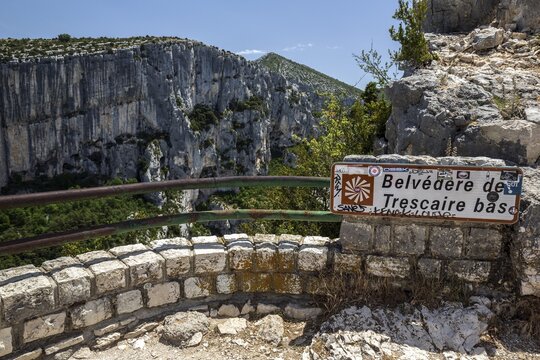 Belvedere de Trescaire bas, with a view of the Verdon Gorge, Grand Canyon du Verdon, D&eacute;partement Alpes-de-Haute-Provence, Provence, France
