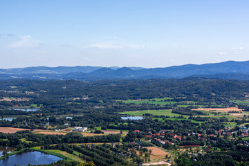 Obraz premium Lush green landscapes and tranquil waters under blue skies
