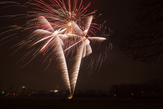 Spektakul&auml;res Feuerwerk mit bunten Lichtspuren am Nachthimmel