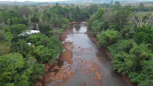 태국 랏차프라파 댐 카오속 국립공원의 웅장한 석회암 산맥과 계곡을 가로지르는 출렁다리 드론 항공 촬영
