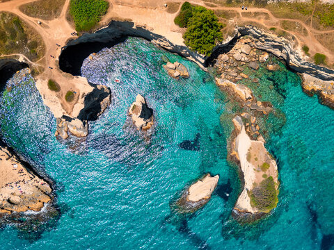 Veduta aerea dei Faraglioni di Sant'Andrea e dell'Arco degli Innamorati - Salento, Melendugno, Puglia, Italia