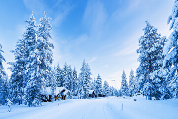 Obraz premium Landschaft im Winter mit Häuser und Wald in Äkäslompolo, Finnland