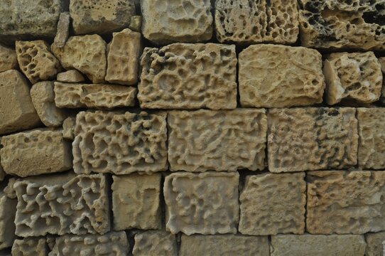Muro de piedras grandes en la Ciudadela de Victoria en Gozo