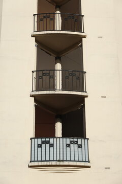 Restauration int&eacute;rieure d'un b&acirc;timent de logements art d&eacute;coratif avec petit balcon d'angle