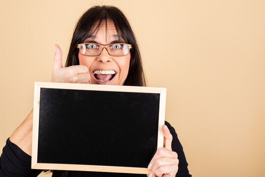 Frau mit Schild
