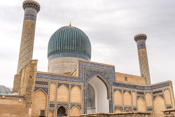 Obraz premium JUNE 28, 2023, SAMARKAND, UZBEKISTAN: Gur-e-Amir - a mausoleum of the Asian conqueror Timur. Translation on mosque: Tamerlane. Famous travel destination in Uzbekistan