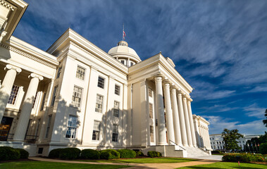 Obraz premium Alabama State Capitol in Montgomery, United States. Greek Revival architecture features a white portico and columns under a blue sky
