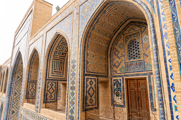 Obraz premium JUNE 20, 2023, SAMARKAND, UZBEKISTAN: Inside the world-famous islamic architecture of Samarkand on Registan square, UNESCO world heritage site, Uzbekistan, central Asia