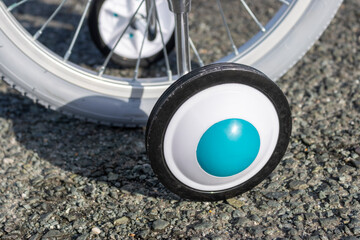 子ども用自転車の補助輪の接写